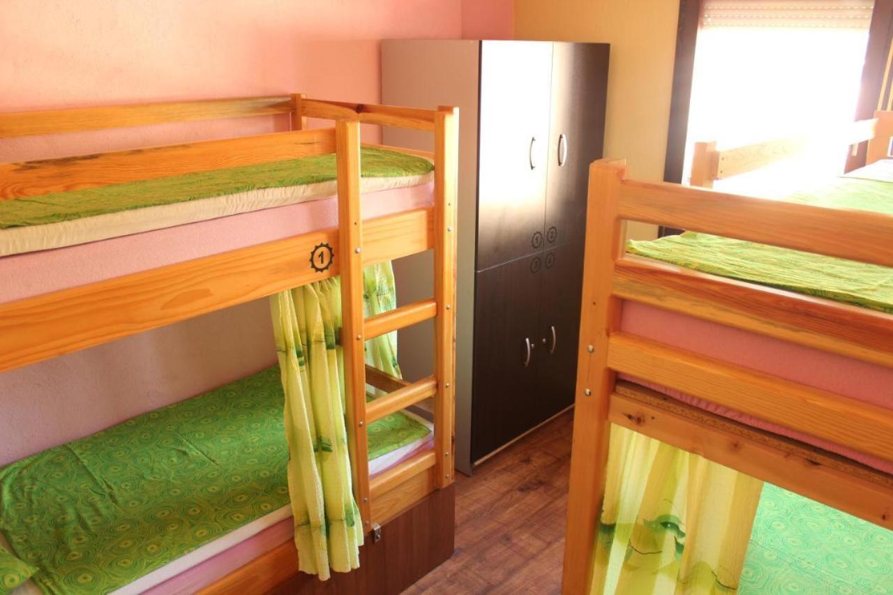 אוהריד Sunny Lake Hostel מראה חיצוני תמונה